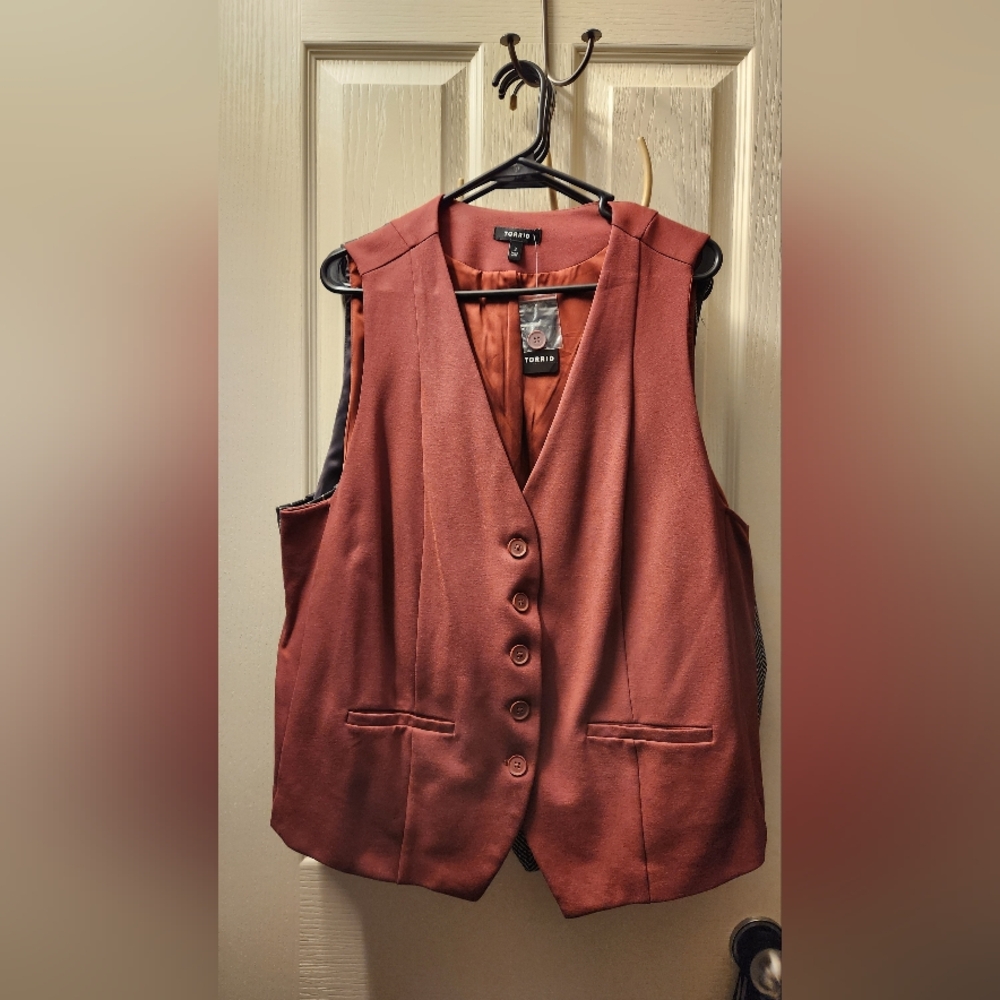 Torrid New Studio Tailored Ponte Fitted Burgundy Button-up Vest Size 3 NWT